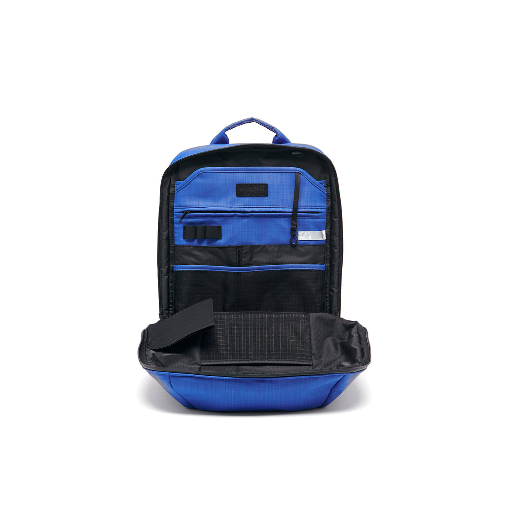 Mueslii daily backpack, made of  water resistant canvas nylon, with a laptop compartment, color summer blue, inside view.